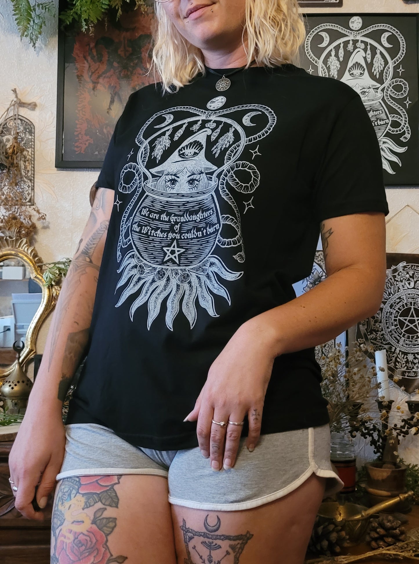 Sorcière au Chaudron - Tee shirt unisexe (reste S/XL/3XL)