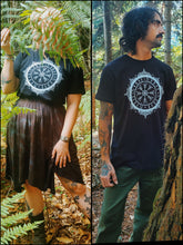 Charger l&#39;image dans la galerie, Précommande tee-shirts unisexes (2 coloris) - Runes &amp; Roots - Frais de port comprit