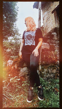 Charger l&#39;image dans la galerie, Précommande tee-shirts unisexes (2 coloris) - Runes &amp; Roots - Frais de port comprit