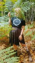 Charger l&#39;image dans la galerie, Précommande tee-shirts unisexes (2 coloris) - Runes &amp; Roots - Frais de port comprit