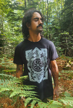 Charger l&#39;image dans la galerie, Précommande tee-shirts unisexes (2 coloris) - Runes &amp; Roots - Frais de port comprit