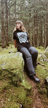 Charger l&#39;image dans la galerie, Précommande tee-shirts unisexes (2 coloris) - Runes &amp; Roots - Frais de port comprit
